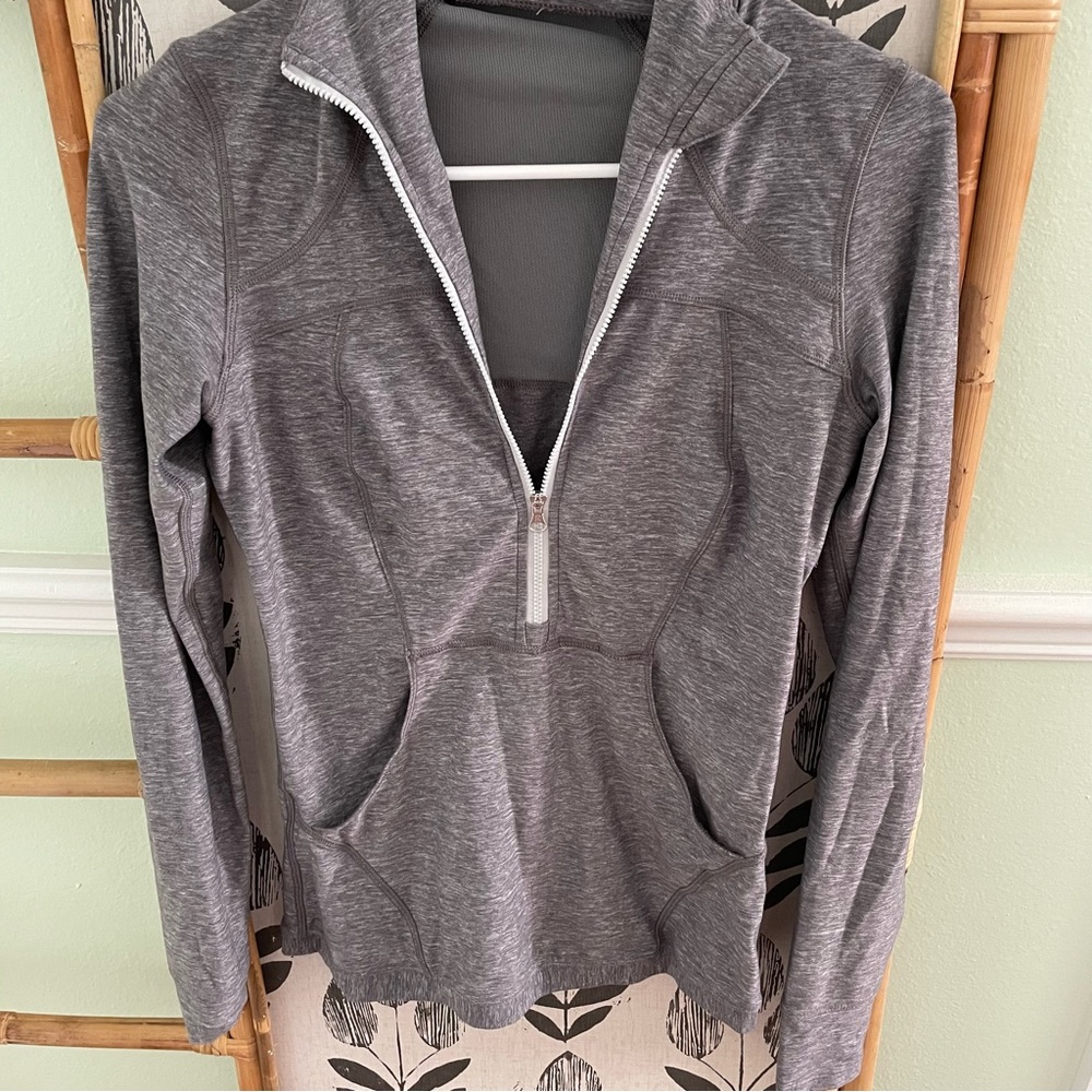 EUC LULULEMON GREY DEFINE 1/2 ZIP DEFINE PULLOVER SOFT MATERIAL SIZE 4